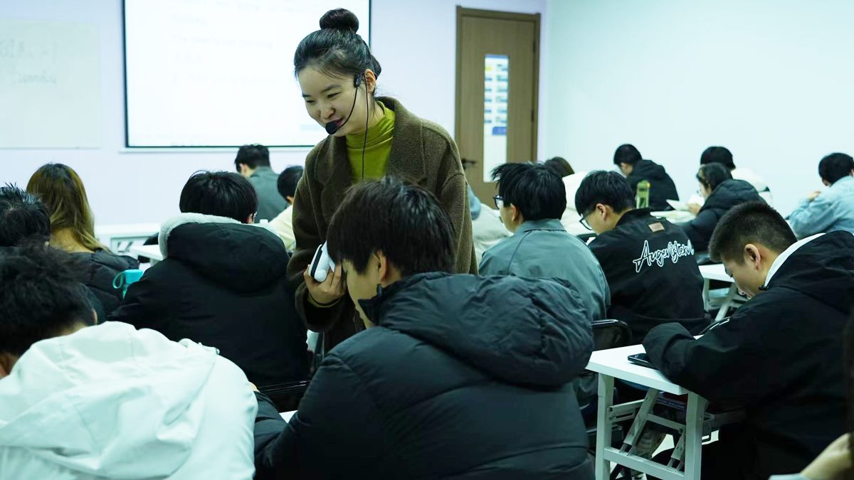 东出老师在教室中指导学生学习