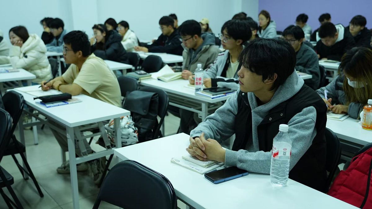 学生伏案练习，专注课堂学习